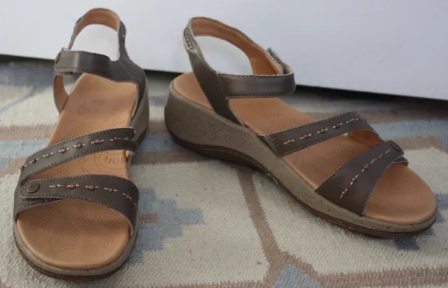 NWOB Acorn Vista Wedge 9 M Strappy Ankle Strap Comfort Sandals Pewter Leather