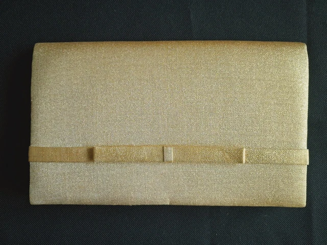 Pochette de soirée carrée rose à fermeture originale dorée
