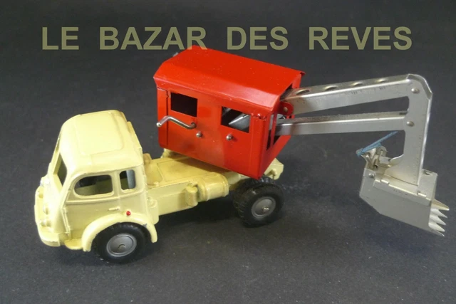 CIJ. Camion RENAULT à plateau en tôle rouge, mécanique (6.5
