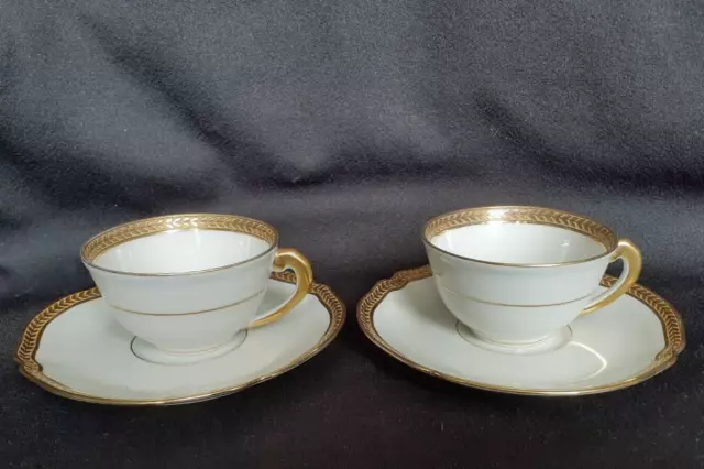 2 Jolies tasses à moka en porcelaine de Limoges blanc et or