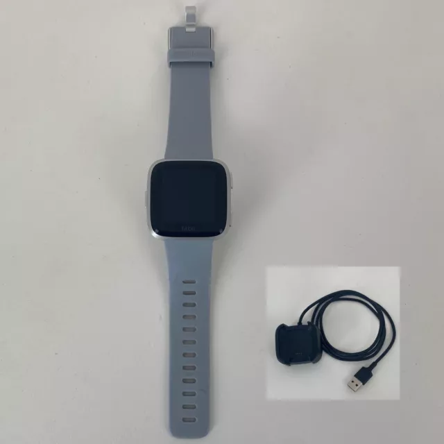 Fitbit Versa FB505 Fitnessuhr silber mit Ladegerät