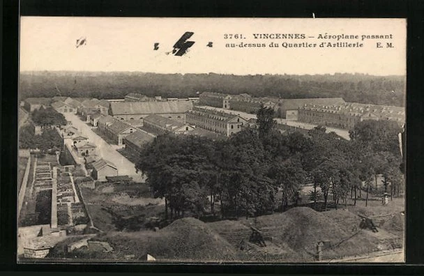 CPA Vincennes, Aéroplane passant au-dessus du Quartier d´Artillerie