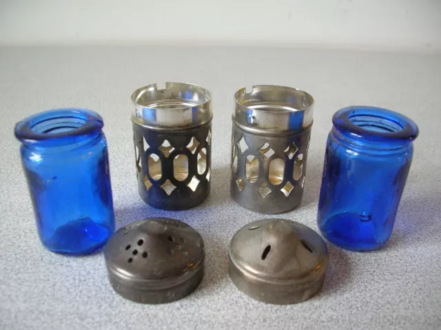 Ancienne salière et poivrière en verre bleu et métal argenté de 5 cm