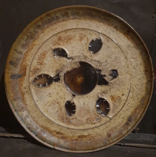 Une ancienne assiette en grès de Bigot Signé