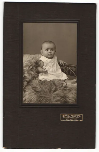Fotografie Emil Hoppe, Hartmannsdorf, Kleinkind in weißem Hemd auf Felldecke