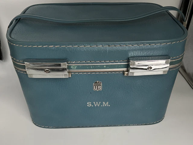 Vintage light blue skyway￼ Carry on￼ Cosmetic makeup￼ Hard Shell Case 1950’s