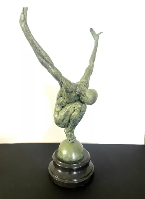 Staue - Bronzefigur - Athlet auf Kugel signiert Milo auf Marmorsockel 46 cm Höhe