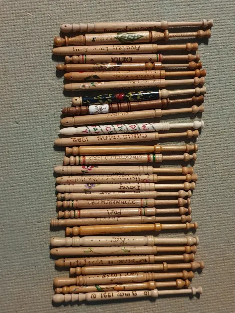 29 bobinas de madera pintadas para hacer encaje