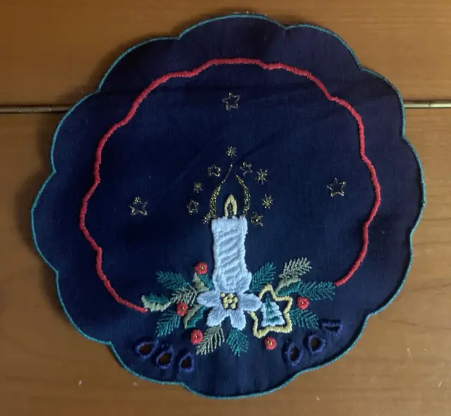 rundes Deckchen mit weihnachtlichen Motiven, dunkelblau mit Kerze bestickt