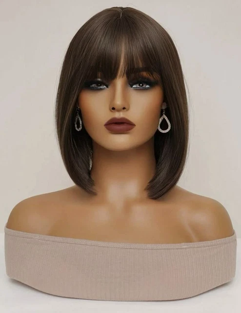 Perruque Brune Courte Synthétique Ondulée Avec Frange - Bonnet Intégré - Taille M