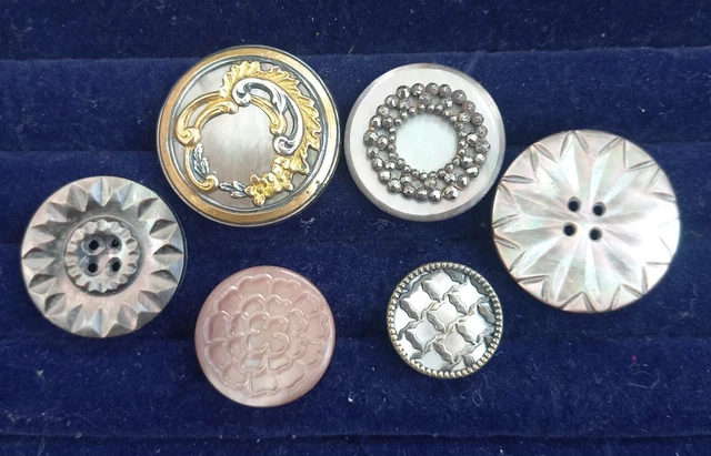 Lot De 12 Boutons Anciens En Lucite Avec Copeaux - Forme Ronde - Occasion - Fabriqué En France