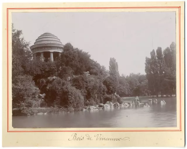 France, Paris, the Bois de Vincennes, the romantic kiosk and the cave of the island