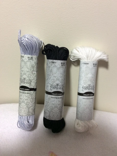 Cable artesanal Yarnology 3 madejas negro, blanco y plateado