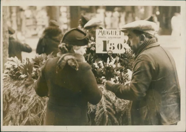 Premier mai 1938 à Paris Vintage silver print Tirage argentique