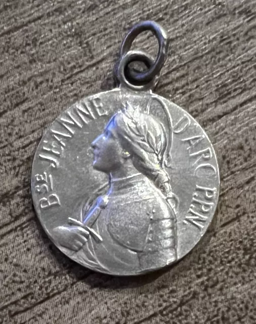 médaille religieuse ancienne " Jeanne D’arc￼ " - metal argenté