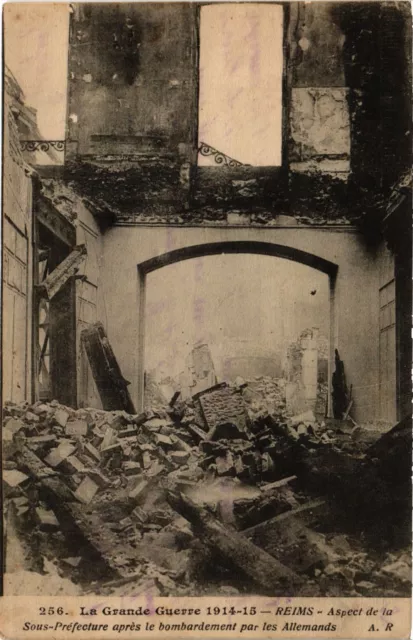 CPA AK Militaire - Reims - Sous-Prefecture apres le bombardement (695272)