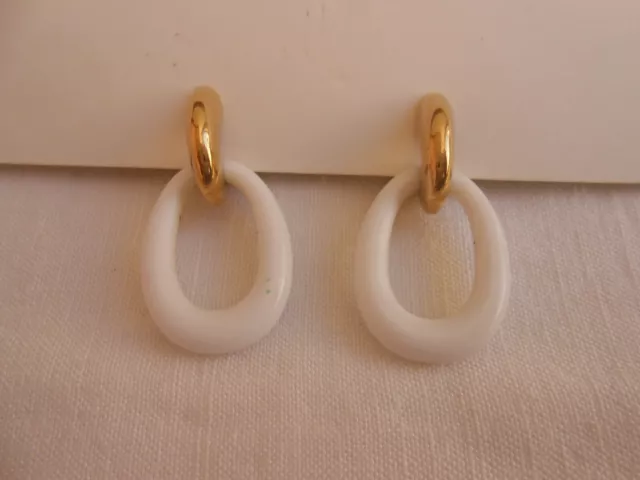 ORECCHINI firmati TRIFARI con pendente cerchio lucite bianco a clip