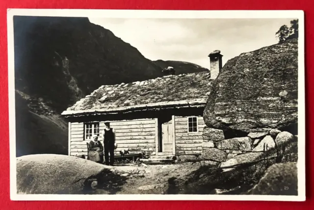 Foto AK NORWEGEN Norge um 1926 Typen Alte Norweger vor ihrer Hütte  ( 103105
