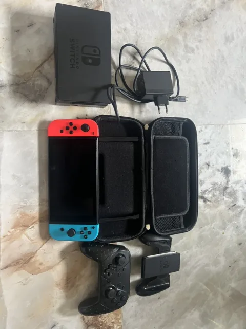 Console Nintendo Switch avec une paire de Joy-Con rouges + 1 code