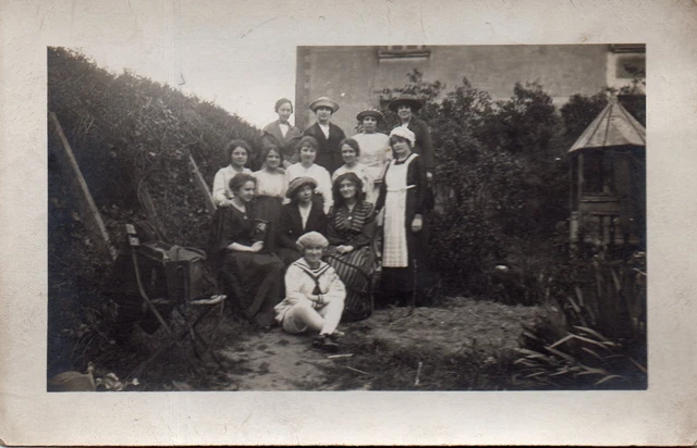 BL889 Carte Photo vintage card RPPC groupe femme ferme jardin cour mode fashion