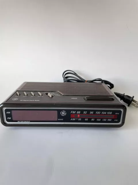 Vintage GE Model 7-4612A Woodgrain Digital Alarm Clock Radio AM/FM Tested Works!
