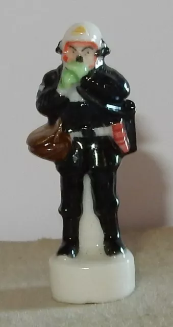 PERSONNAGE SAPEUR POMPIERS avec équipement complet FEVE PORCELAINE 3D