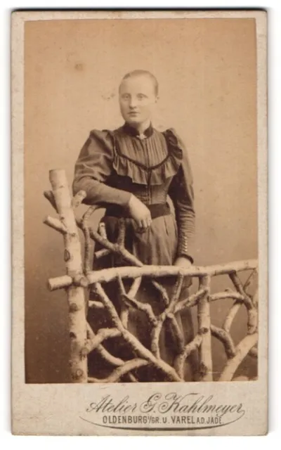 Photography Georg Kahlmeyer, Oldenburg i / size, Rosen-Str. 17, young lady in modi