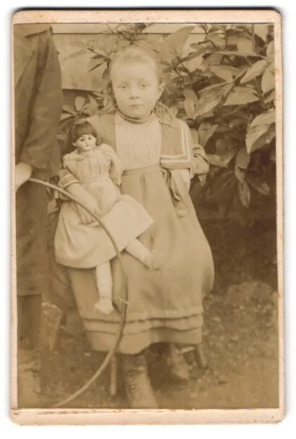 Fotografie unbekannter Fotograf und Ort, kleines Mädchen im Kleid mit großer Pu