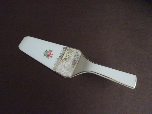 Pelle à tarte, le manche en argent fourré; - Lot 135 - enchères