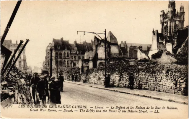 CPA AK Militaire Douai Beffroi et les Ruines de la Rue de Bellain (697172)