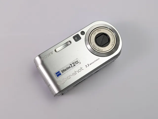 Sony Cyber-shot DSC-P200 7.2Mpx 3x Zoom Zeiss Optics - Silver - Made in Japan