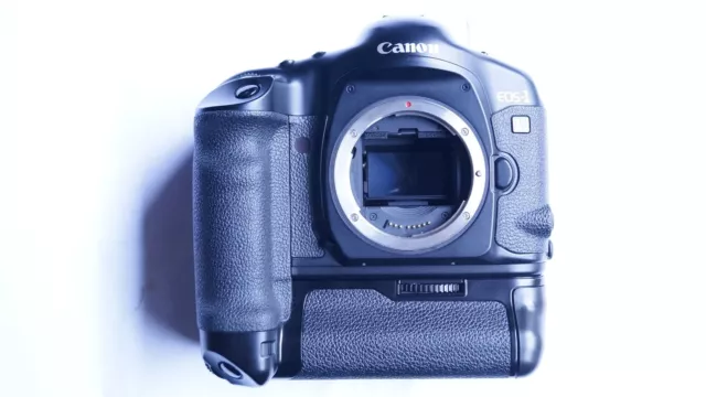 Canon EOS 1V HS body + PB-E2  (roll count 051) + NC-E2 + 2 BATTERIES        1 V