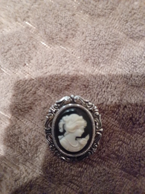 Broche Vintage Camée Buste Femme En Relief Sur Fond Noir - Modèle 4446 - Occasion