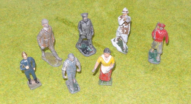 CBG - BF et autre - Lot de figurines en plomb - Pompier, soldats, ferme