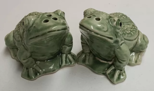 Vintage Pair of Green Ceramic Toads Salt & Pepper 6cm tall