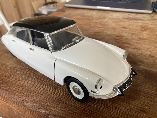 CITROËN DS berline 1963 vert métal toit noir 1/18 SOLIDO 7228