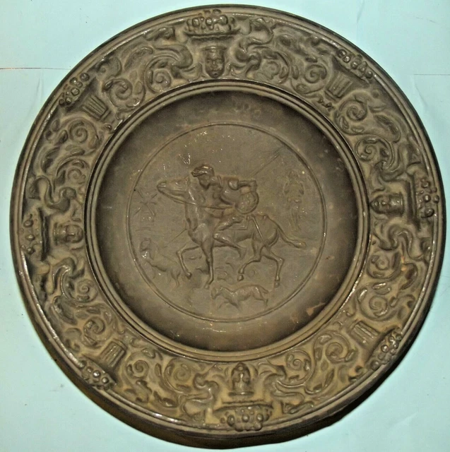 Ancienne Assiette Décor de Chasse à Cour Cavalier et sa monture & Meute de chien