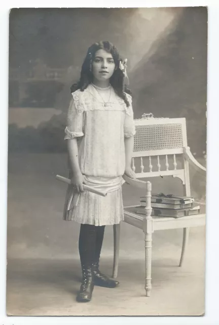 BP016 Carte Photo vintage card RPPC Enfant mode fashion jeune fille livre diplom