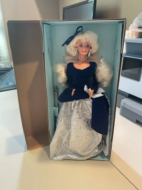 1995 AVON EXCLUSIVE SPECIAL EDITION WINTER VELVET BLONDE BARBIE