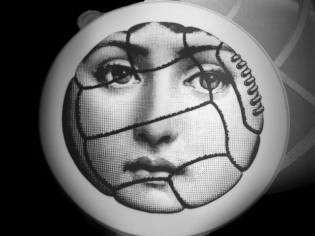 Rosenthal Fornasetti Temi E Variazioni Motiv 36 Plate, 1980s Rosenthal Fornasetti Temi E Variazioni Motiv 36 Plate, 1980s