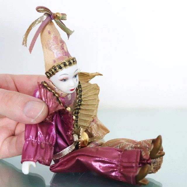 Poupée baby pierrot clown avec visage en porcelaine jouant