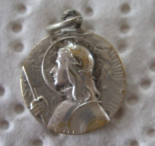 Médaille Antique Jeanne D'Arc Style Art Nouveau - Plaquée Or Jaune, Occasion Avec Marques D'usage