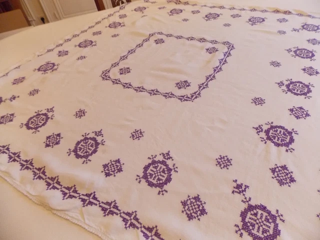 Nappe carrée en lin brodée main