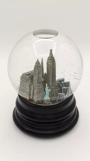 SAKS FIFTH AVENUE New York City Skyline Music Snow Globe Statue Of ...
