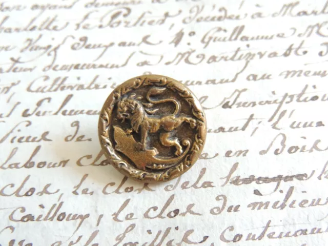 Beau bouton ancien en métal doré Lion et Blason Livrée Héraldique- 2,3 cm