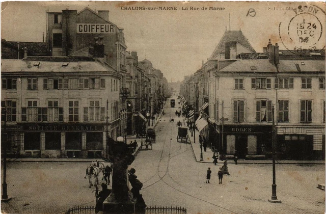 CPA CHALONS-sur-MARNE La Rue de MARNE (491067)