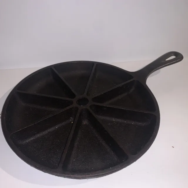 LODGE SKILLET. CORNBREAD STYLE WITH 8 Dividers. Brand New
