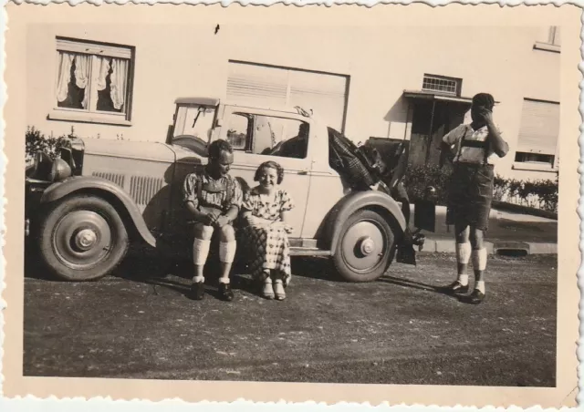 Vintage Foto Familie mit Hanomag in Wiesbaden Auto Oldtimer PKW CAR