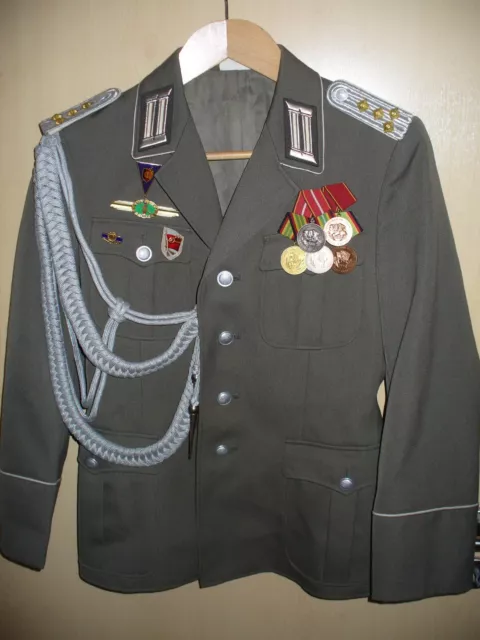 Paradejacke NVA MfS Uniform Hauptmann VO Absolventenabzeichen Orden Achselschnur