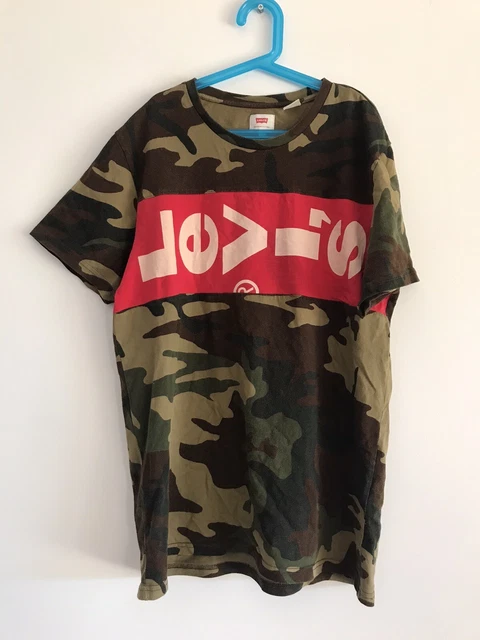 Vintage Levi’s Camo Tshirt Size M